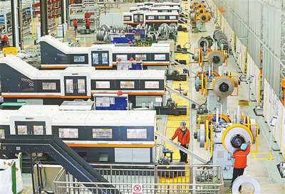 3月22日,位于長壽經(jīng)開區(qū)的望變電氣(集團(tuán))股份,數(shù)字生產(chǎn)線正在對硅鋼進(jìn)行精密切割。這是西南地區(qū)首家智能化鐵芯工廠?？萍紕?chuàng)新是發(fā)展新質(zhì)生產(chǎn)力的核心要素。近年來,望變電氣公司專注于取向硅鋼和輸配電及控制設(shè)備的研發(fā)生產(chǎn),產(chǎn)品暢銷世界各地。通訊員 李輝 攝/視覺重慶